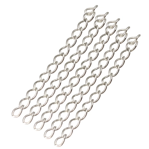 Detalle de siete cadenas de extensión plateadas para creación de joyería artesanal
