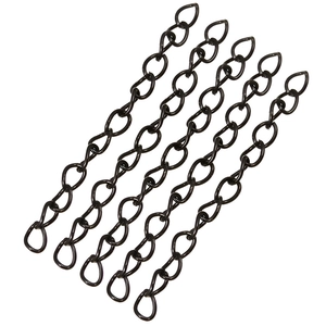 Cinco cadenas de extensión negras con eslabones ovalados para bisutería en fondo blanco