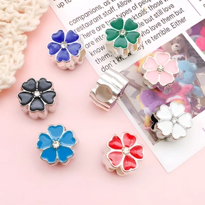 Makroansicht der Emaille-Pfirsichblüten-Anhänger mit Kristallen für DIY-Schmuckdesign