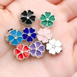 Set mit sieben bunten Emaille Pfirsichblüten Anhängern für DIY Schmuck und Schuhe
