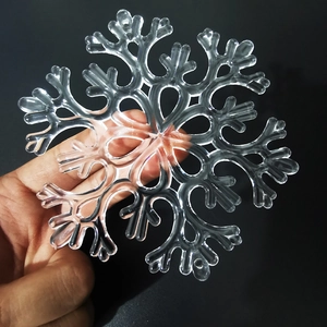 Vue détaillée d'une décoration de flocon de neige en acrylique transparent poli