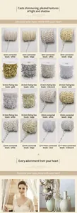 Detalle macro de hilos de perlas acrílicas de varios colores para decoración de flores
