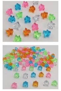 Makroansicht von lichtdurchlässigen bunten Acryl-Spielfiguren in verschiedenen hellen Farben