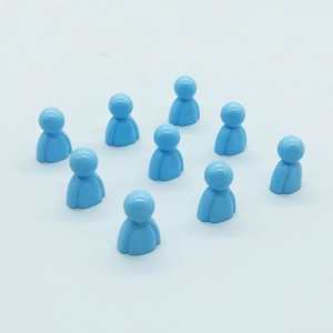 Nahaufnahme von neun blauen Spielfiguren aus Kunststoff auf hellblauem Hintergrund