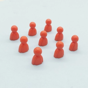 Set mit 10 leuchtend orangefarbenen Spielfiguren aus Kunststoff für Brettspiele mit Glanz