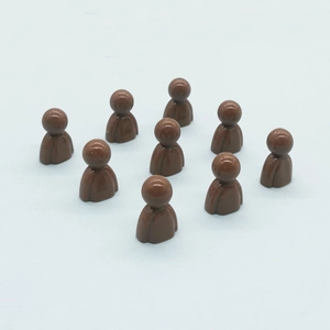 Makroaufnahme von 10 braunen Kunststoff-Spielfiguren für Brettspiele im 2x5 Raster