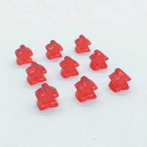 Detailansicht von zehn roten lichtdurchlässigen Meeple-Spielfiguren auf weißem Grund