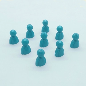 Detailansicht von zehn cyanfarbenen Acryl-Spielfiguren mit glatt polierter Oberfläche