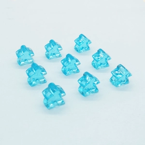 Draufsicht auf zehn lichtdurchlässige blaue Meeple-Spielfiguren auf weißem Hintergrund