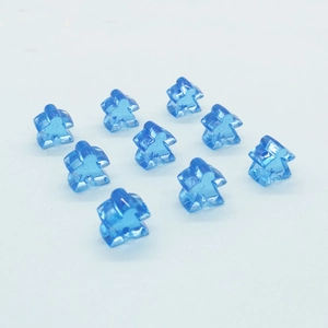 Nahaufnahme von lichtdurchlässigen blauen Kristall-Spielfiguren für Brettspiele
