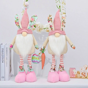 Poupées gnomes de Pâques avec longues jambes rayées, oreilles de lapin et décor rose