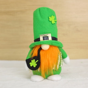 Détail d'un gnome de la Saint-Patrick avec chapeau vert, trèfle et barbe orange