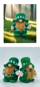 Détail d'un gnome de la Saint-Patrick en tricot vert avec bonnet rayé et barbe