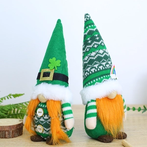 Paar St. Patrick's Day kabouters met groene klavermutsen en oranje baard decoraties