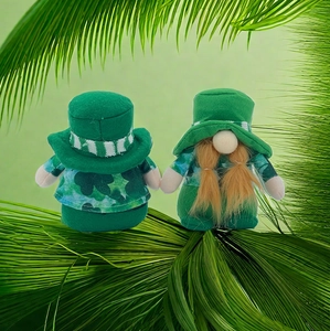 Paire de gnomes de la Saint-Patrick avec chapeaux à trèfles verts et tresses orange