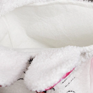 Détail du tissu en peluche blanche douce et doublure du panier de rangement lapin de Pâques