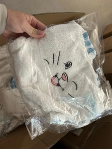 Gros plan détaillé du panier de Pâques en peluche blanche avec broderie de visage mignon