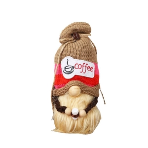 Handgefertigter Kaffee-Zwerg aus Plüsch mit brauner Strickmütze und kleiner Kaffeetasse