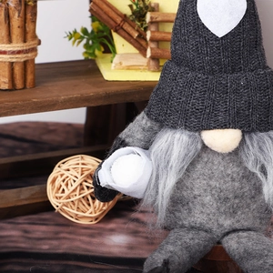 Gnome scandinave gris avec bonnet tricoté à cœur et barbe en peluche pour déco de Noël