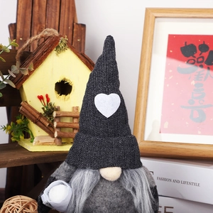 Gnome de Noël avec chapeau tricoté à motifs cœurs et tasse à café pour décoration maison