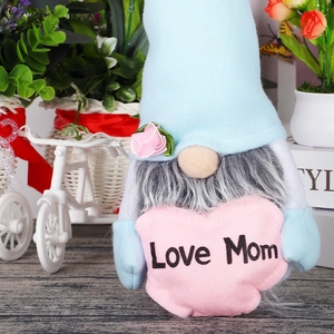 Detail der Muttertag-Gnom-Puppe mit rosa Love Mom Herz und Rose auf dem blauen Hut