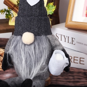 Détail d'un gnome de Noël fait main avec une tasse à café pour décoration intérieure