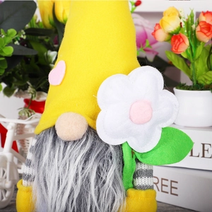 Süßer Muttertag Wichtel mit gelbem Herz-Hut und großer weißer Blume als Dekoration
