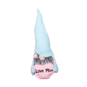 Blauer Muttertag-Gnom aus Plüsch mit rosa Blume und Love Mom Herz auf weißem Grund