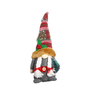 Gnome de Noël avec bonnet rouge en tricot et mini sapin sur fond blanc pur