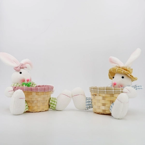 Detail von süßen Osterhasen-Plüschkörben mit Karoschleifen und gewebter Textur