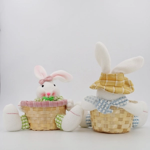 Detail der Osterhasen-Stofftiere in Flechtkörben mit rosa und gelben Karoschleifen