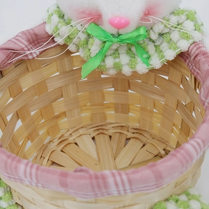 Nahaufnahme von Oster-Bambuskorb mit rosa Karofutter und Plüsch-Hasendetails