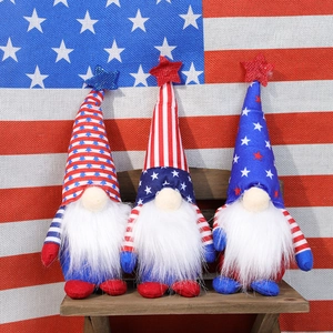 Trois gnomes du Jour de l'Indépendance avec étoiles et rayures sur un banc en bois