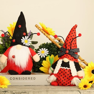 Détail macro du duo de gnomes coccinelles en peluche avec marguerites et textures