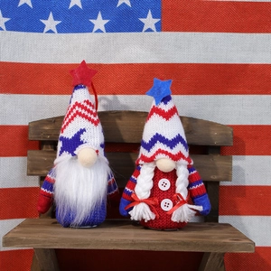 Lot de nains patriotiques avec chapeaux rayés et étoiles sur un petit banc en bois