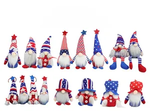 Collection de treize gnomes du 4 juillet avec des motifs patriotiques d'étoiles et rayures
