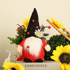 Gnome en peluche coccinelle avec chapeau de marguerite devant des tournesols