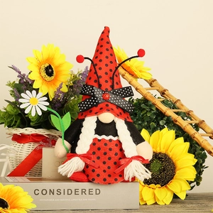 Détail d'un gnome coccinelle avec bonnet à pois et une fleur de marguerite blanche