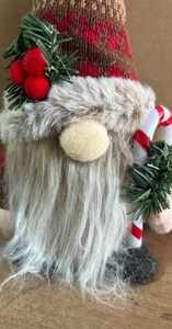 Gnome de Noël avec bonnet en tricot, détails de aiguilles de pin et canne à sucre rayée