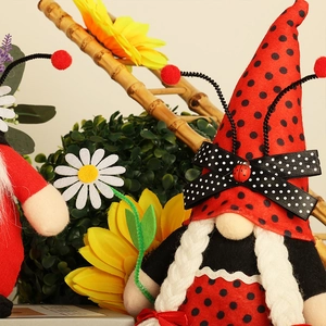 Nain en peluche coccinelle avec tresses blanches pour décoration intérieure d'automne