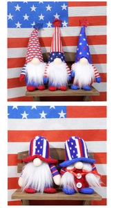 Détail de cinq gnomes patriotiques avec motifs drapeau américain pour la fête nationale