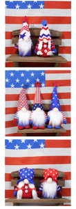 Détail de gnomes patriotiques en peluche avec étoiles et rayures sur étagère bois