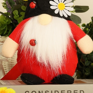 Gnome de récolte avec détails de coccinelle et petite marguerite blanche sur son chapeau