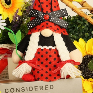 Gnome coccinelle en peluche avec pois rouges et nattes blanches pour décoration intérieure