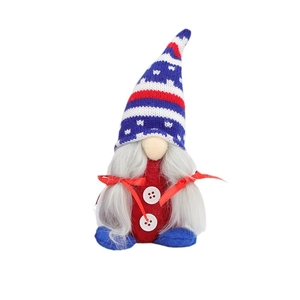 Gnome patriotique du Jour de l'Indépendance avec bonnet tricoté USA et barbe blanche