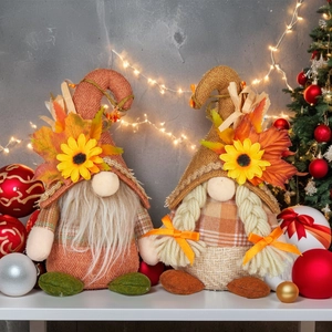 Gnomes de récolte d'automne avec tournesols et feuilles d'érable pour Thanksgiving