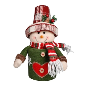 Détail du bocal à bonbons bonhomme de neige avec chapeau à carreaux et boutons rustiques