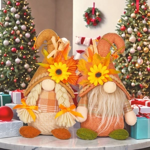 Détail de gnomes d'automne avec chapeaux de tournesol et feuilles d'érable en décor chaud