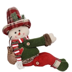 Détail macro d'une embrasse de rideau bonhomme de neige en peluche avec motifs à carreaux
