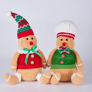 Dettaglio di due peluche di pan di zenzero con cappello a punta e cappello da chef
